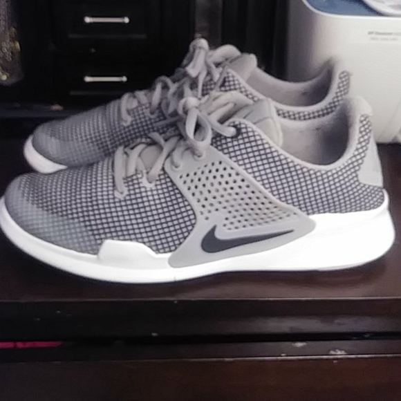 nike arrowz sneakers